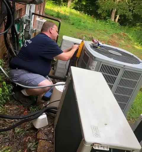 Carter's Heating & Air repair technician working on a customer's ac unit.